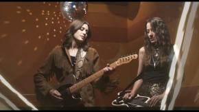 Larkin Poe sort 'Strike Gold'