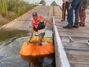 Ce génie fabrique un bateau avec un giga potiron